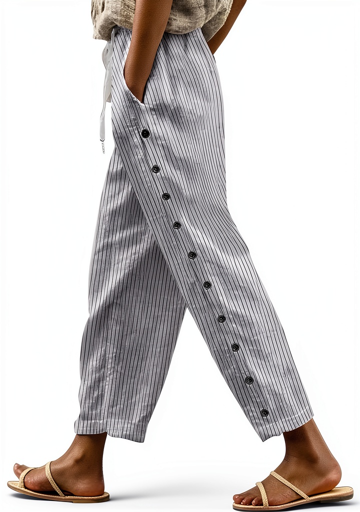 Donna che indossa pantaloni Generico elasticizzati durante una passeggiata urbana, evidenziando comfort e stile casual